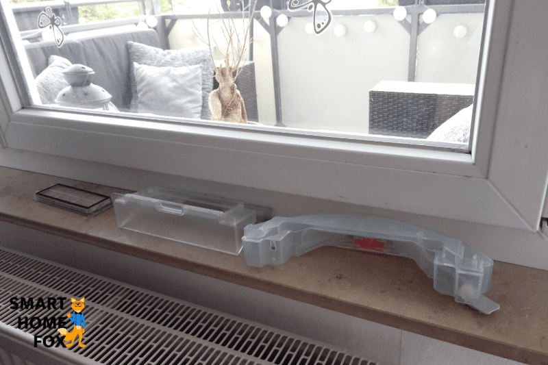 Der Wassertank des Roborock Saugroboters liegt auf der Fensterbank zur Trocknung